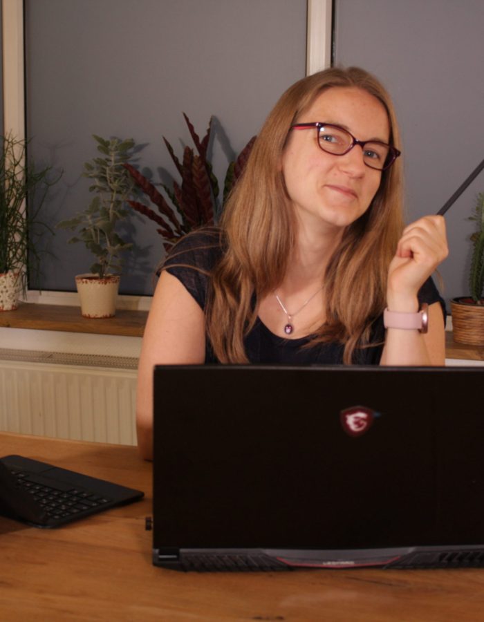 Beate Marks am Schreibtisch